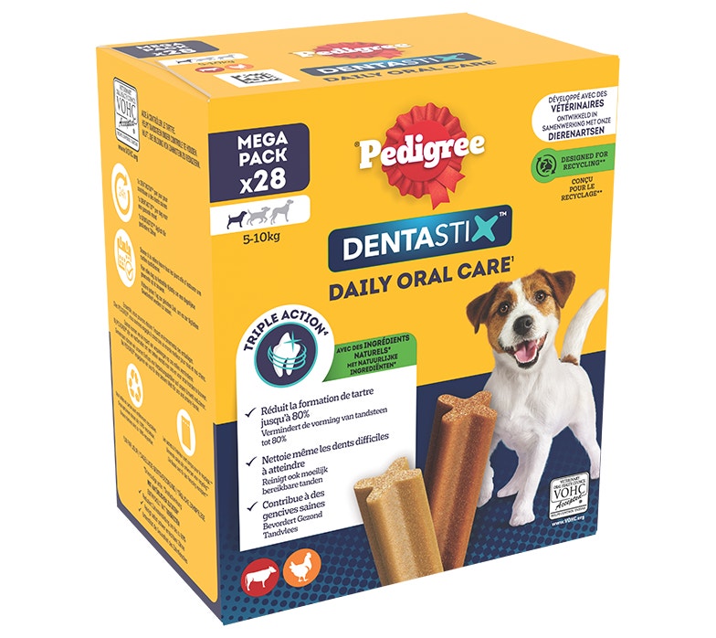 Un packshot de friandises dentaires Pedigree Dentastix avec un jack russell terrier sur la boîte.
